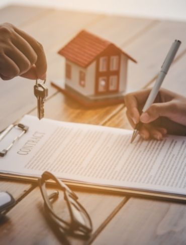 Firma de contrato de hipoteca de casa nueva